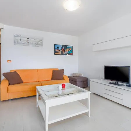 Extravagantes In Perfekter Lage - 300 Meter Zum Und 100 Meter Ins Zentrum Porec