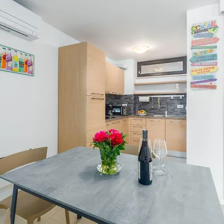 Apartment Extravagantes In Perfekter Lage - 300 Meter Zum Und 100 Meter Ins Zentrum Porec